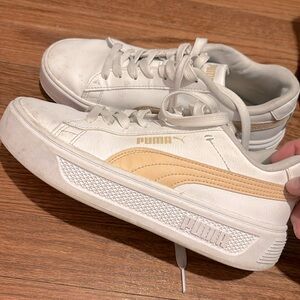 Pumas tennis shoes